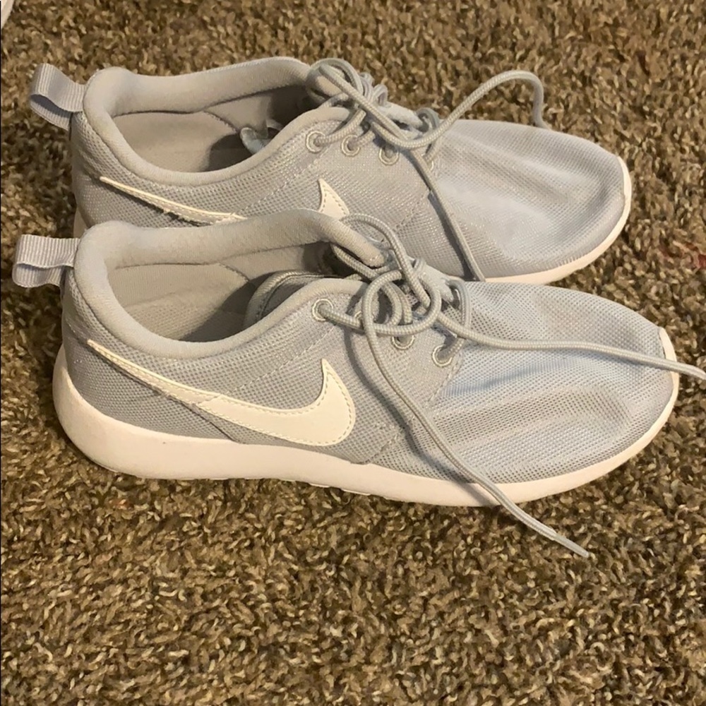 Grey nike roches